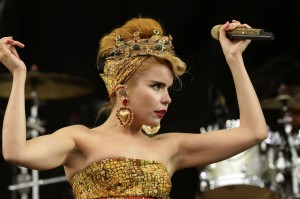 CS46263690Paloma-Faith-perf