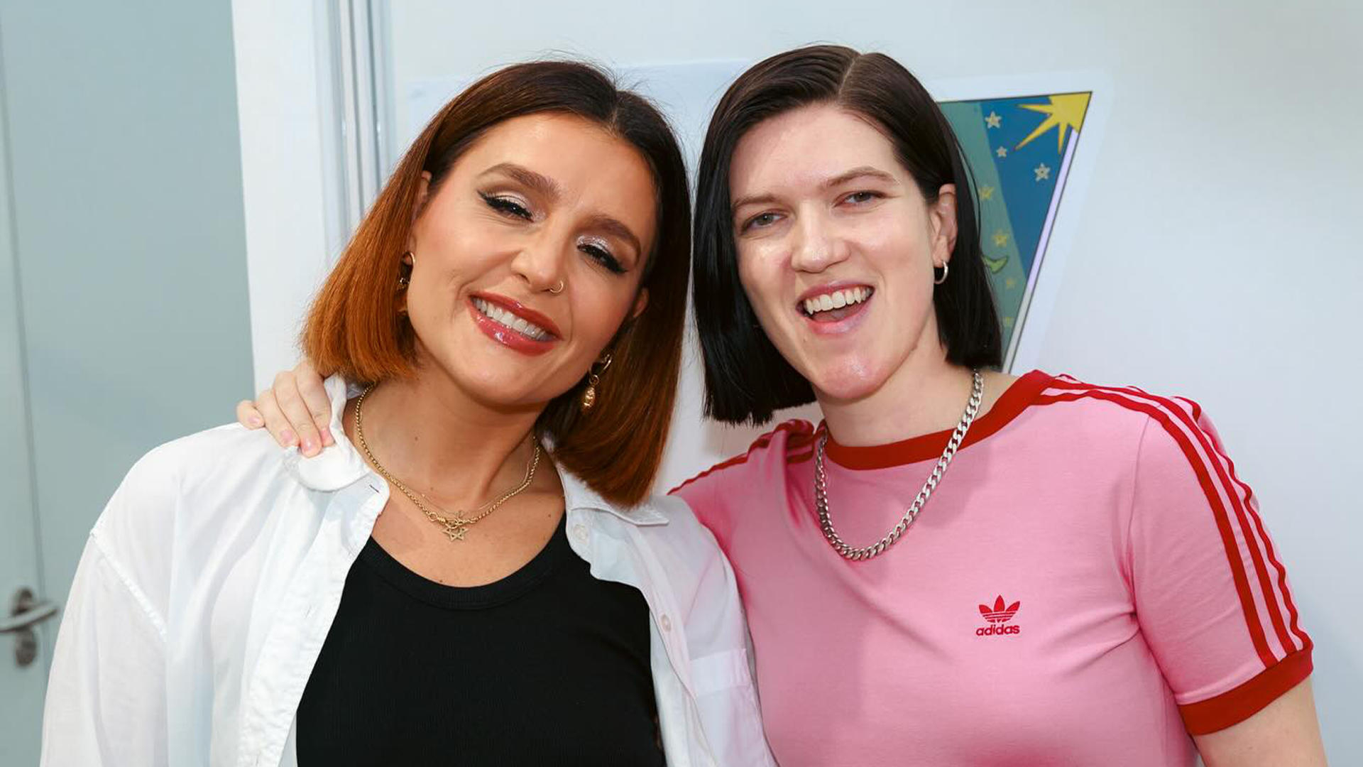 Jessie Ware and Romy present their new song “Lift You Up” in Glastonbury
