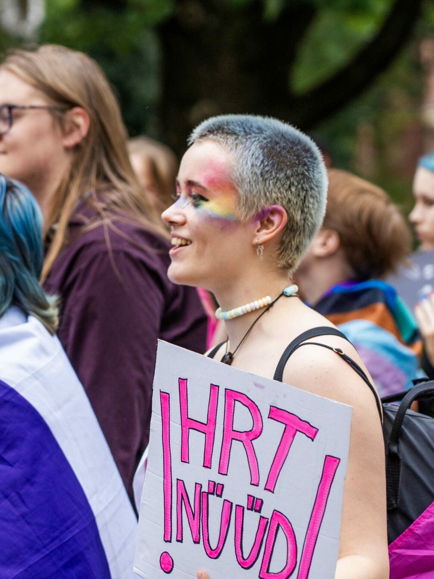 The placard reads "HRT now!" in English