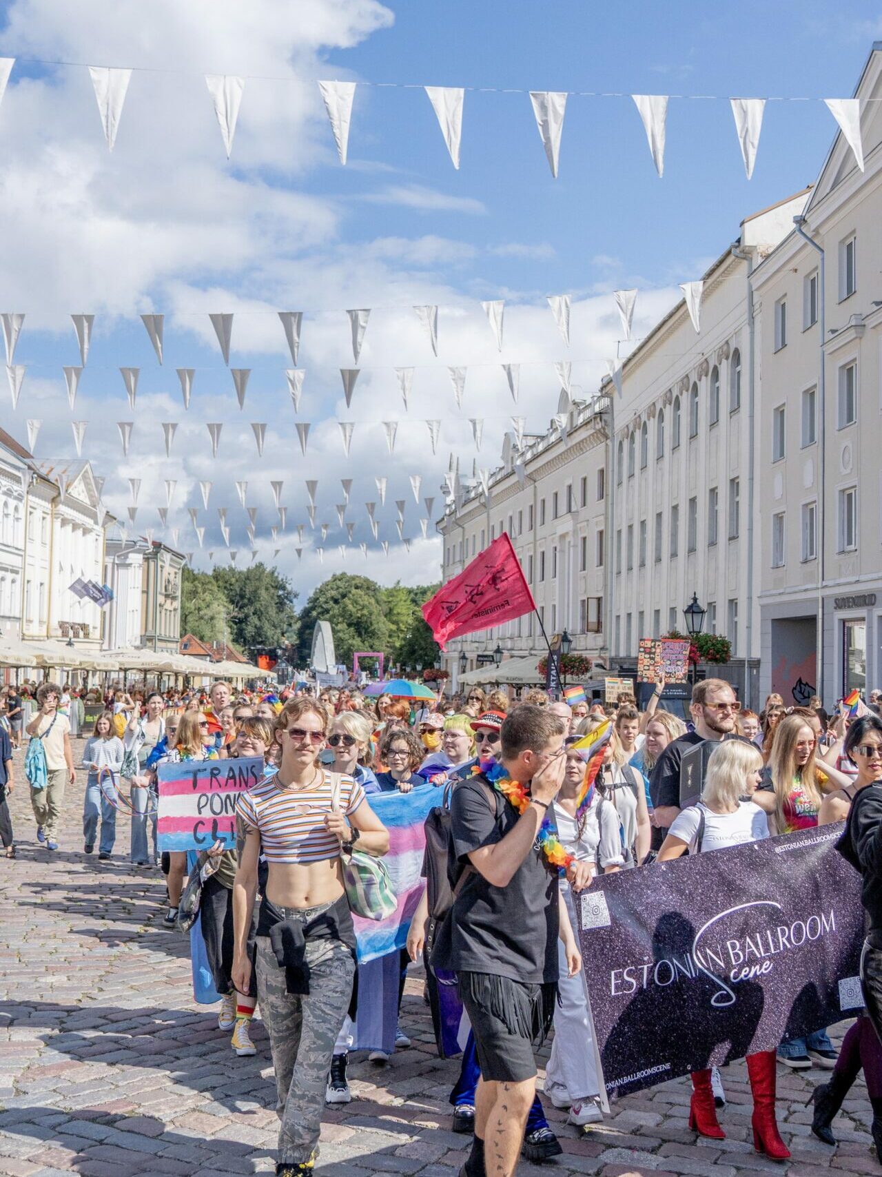 Marchers arriving in Town Hall Square in Tartu 