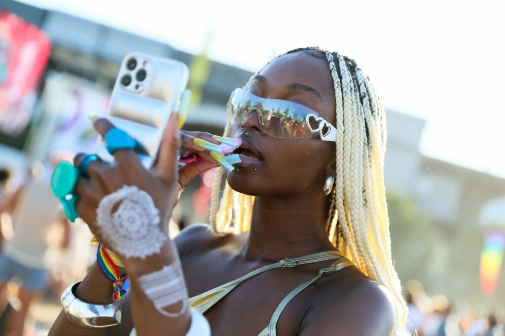 an attendee applies lip gloss