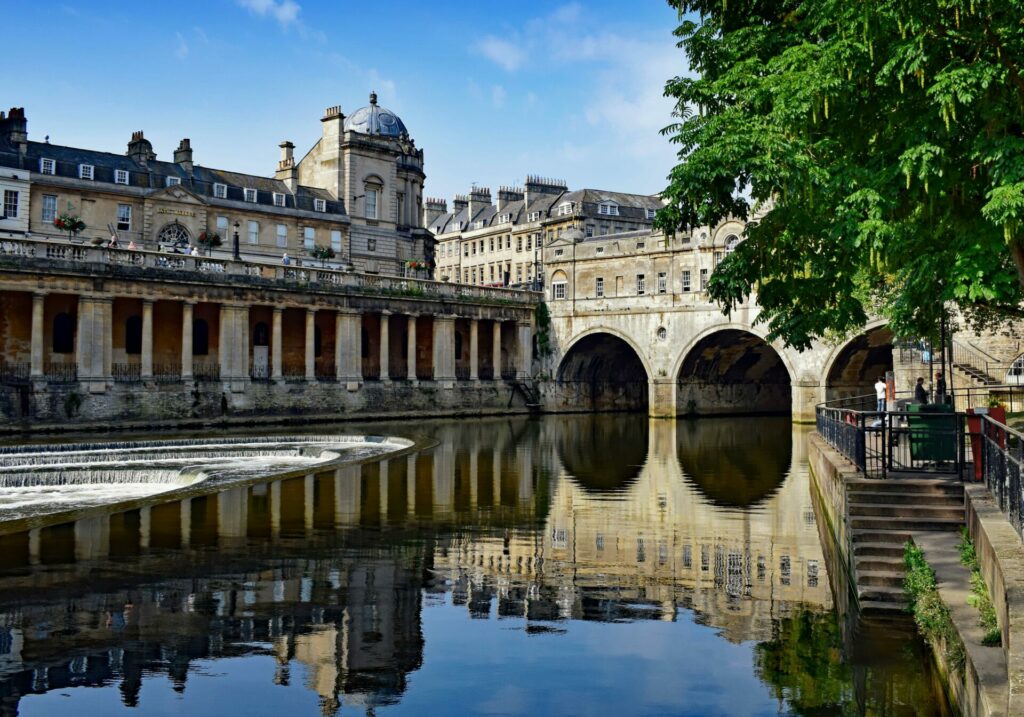 A view of bridges and water in the city of Bath