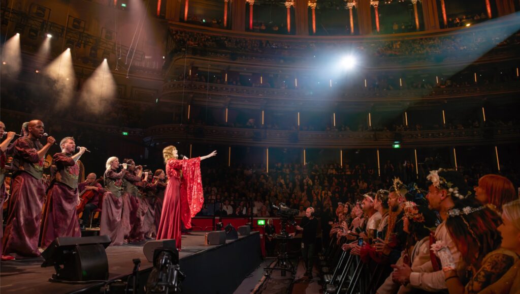 Florence sings to the crowd