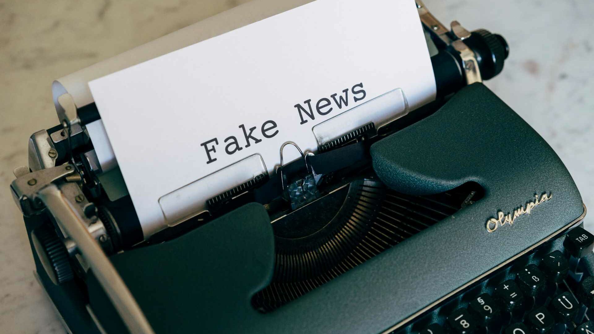 A typewriter saying fake news on a piece of paper