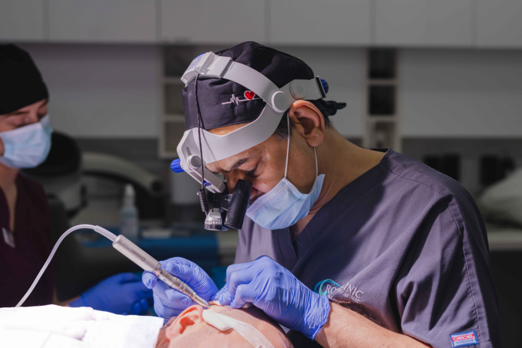 Dr Shahmalak performs a FUE transplant 